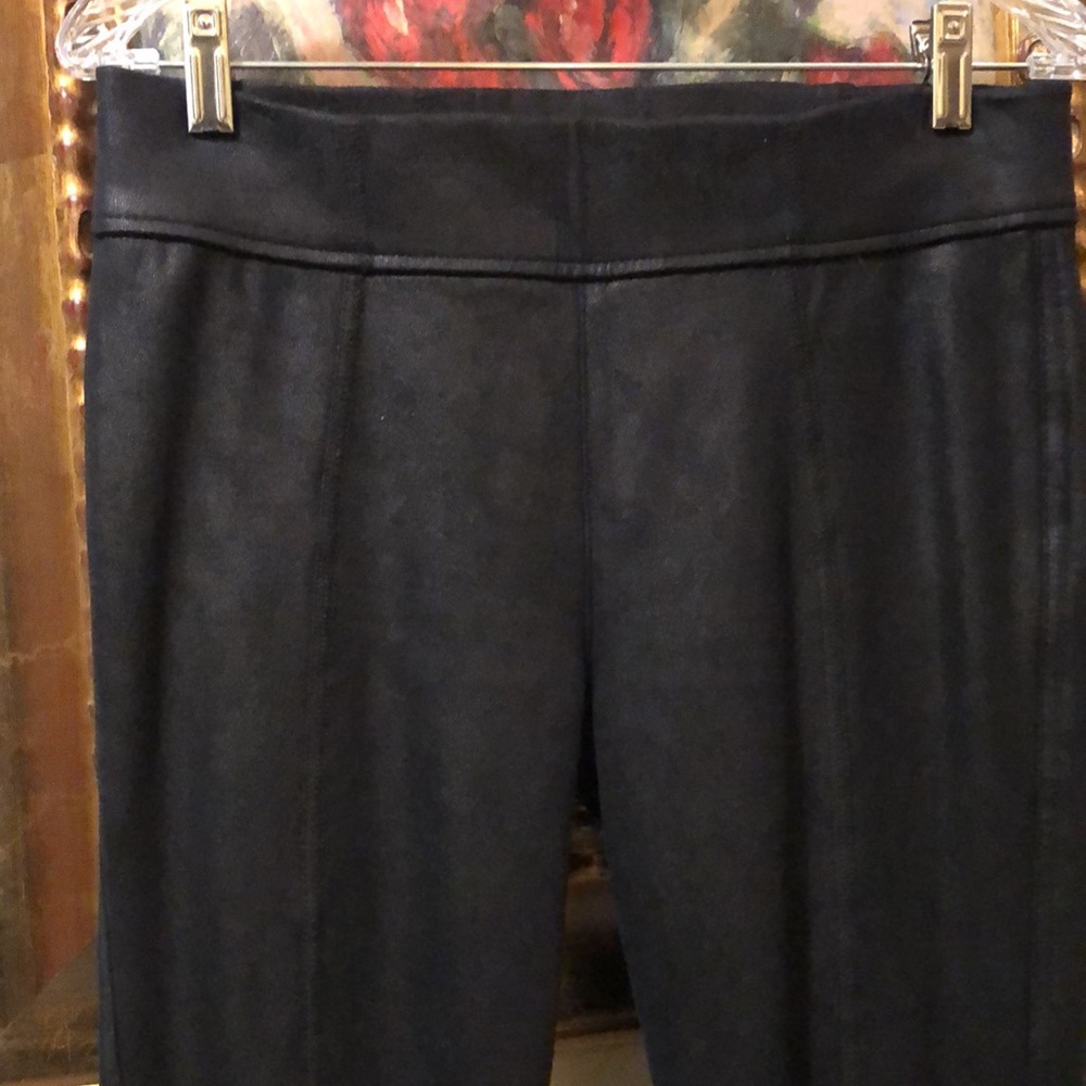 🫶 7 faux suede back pocket, ankle zippers, soft stretchy textured leggings